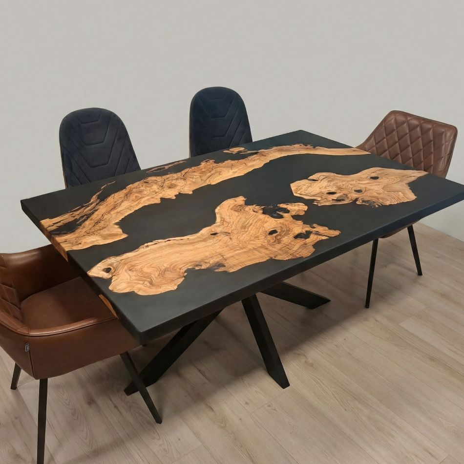 Table à manger en résine époxy noire mate – Bois massif à bord naturel