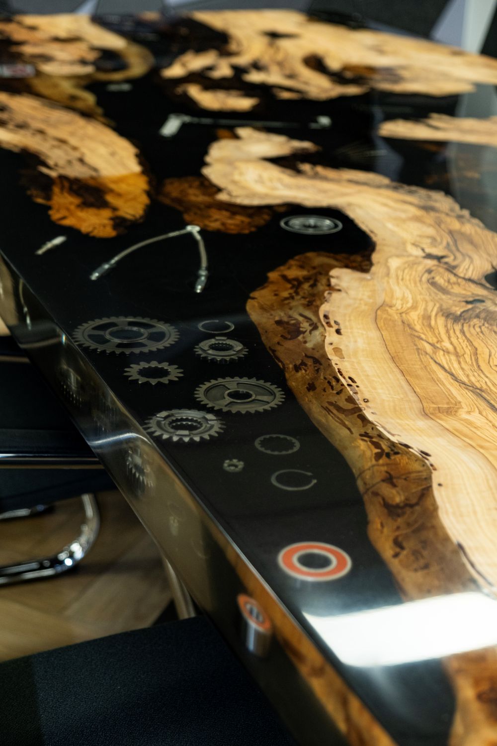 Table de réunion en résine époxy sur mesure - Table bord naturel en bois massif