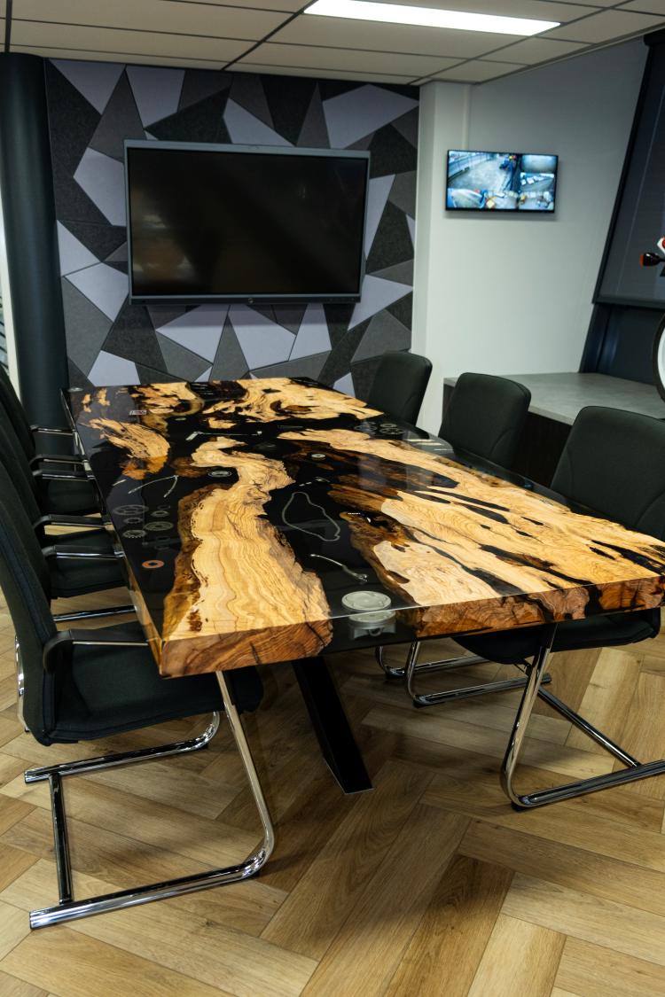 Table de réunion en résine époxy sur mesure - Table bord naturel en bois massif