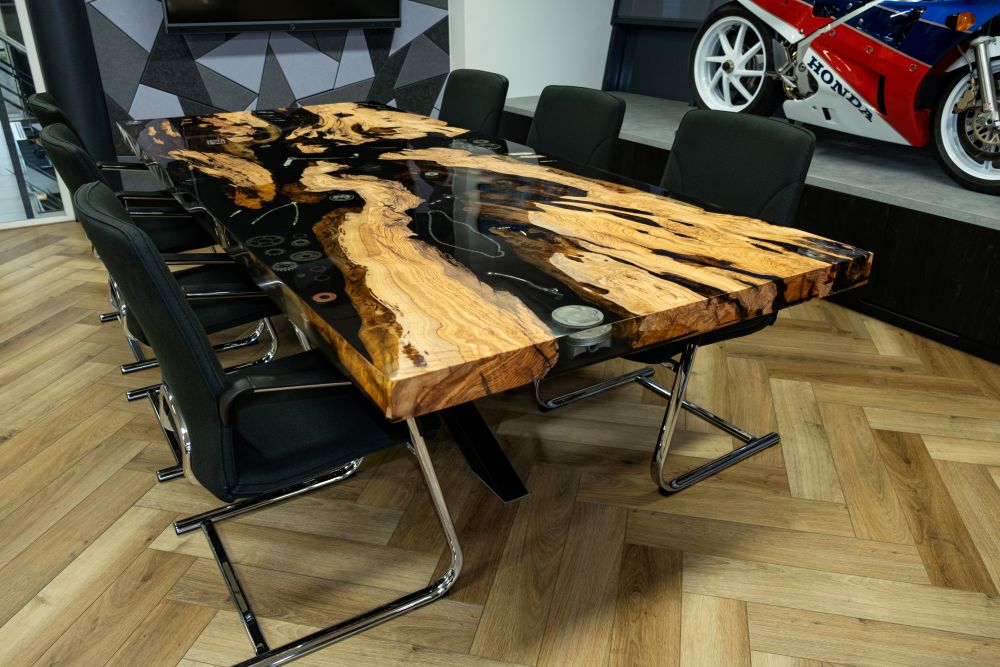Table de réunion en résine époxy sur mesure - Table bord naturel en bois massif
