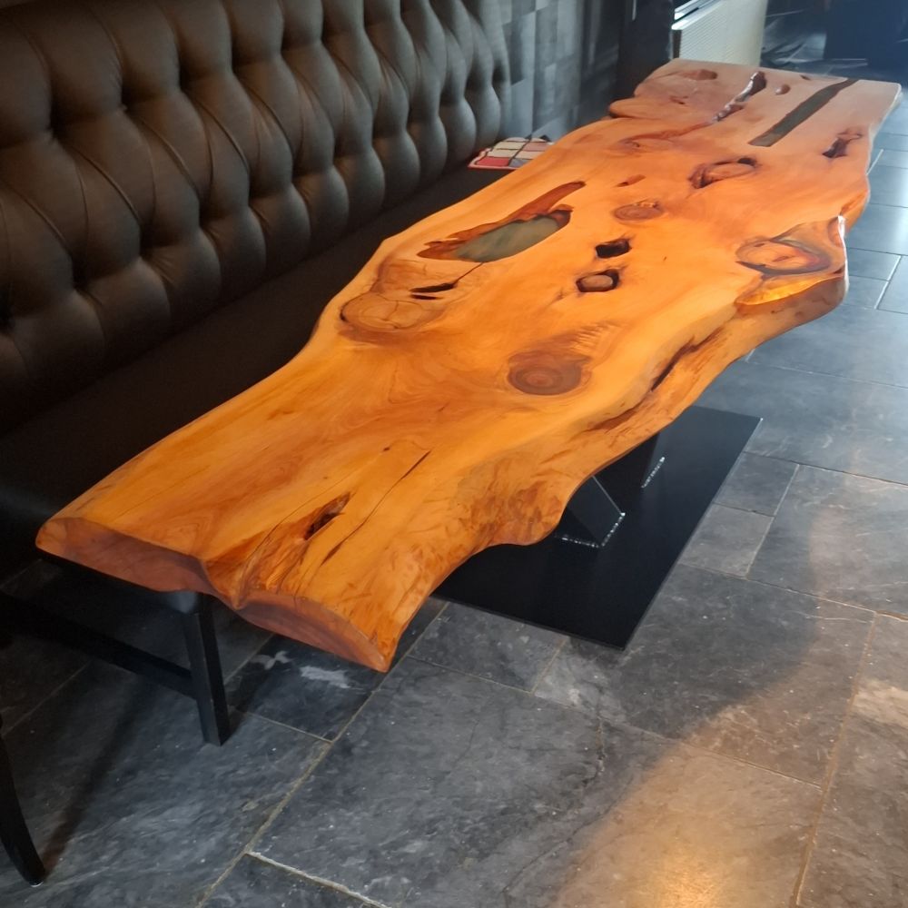 Table bord naturel en genévrier massif avec résine époxy bleue