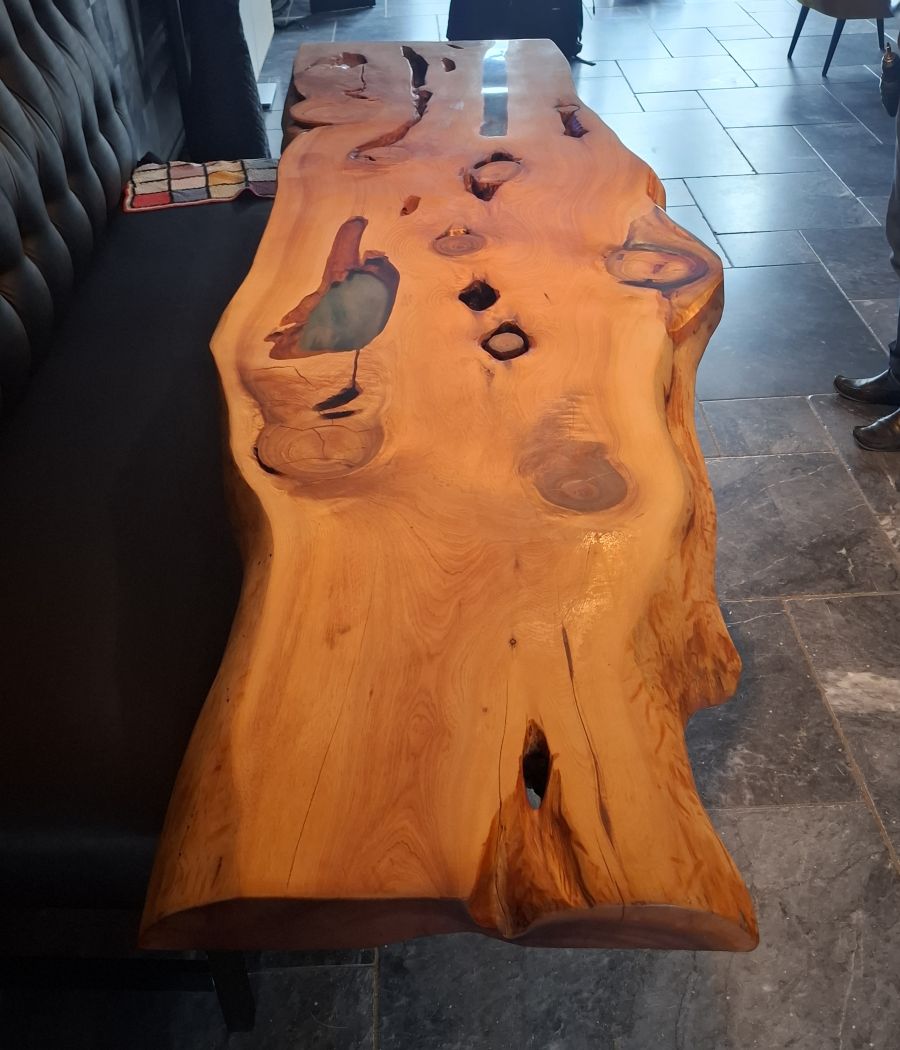 Table bord naturel en genévrier massif avec résine époxy bleue