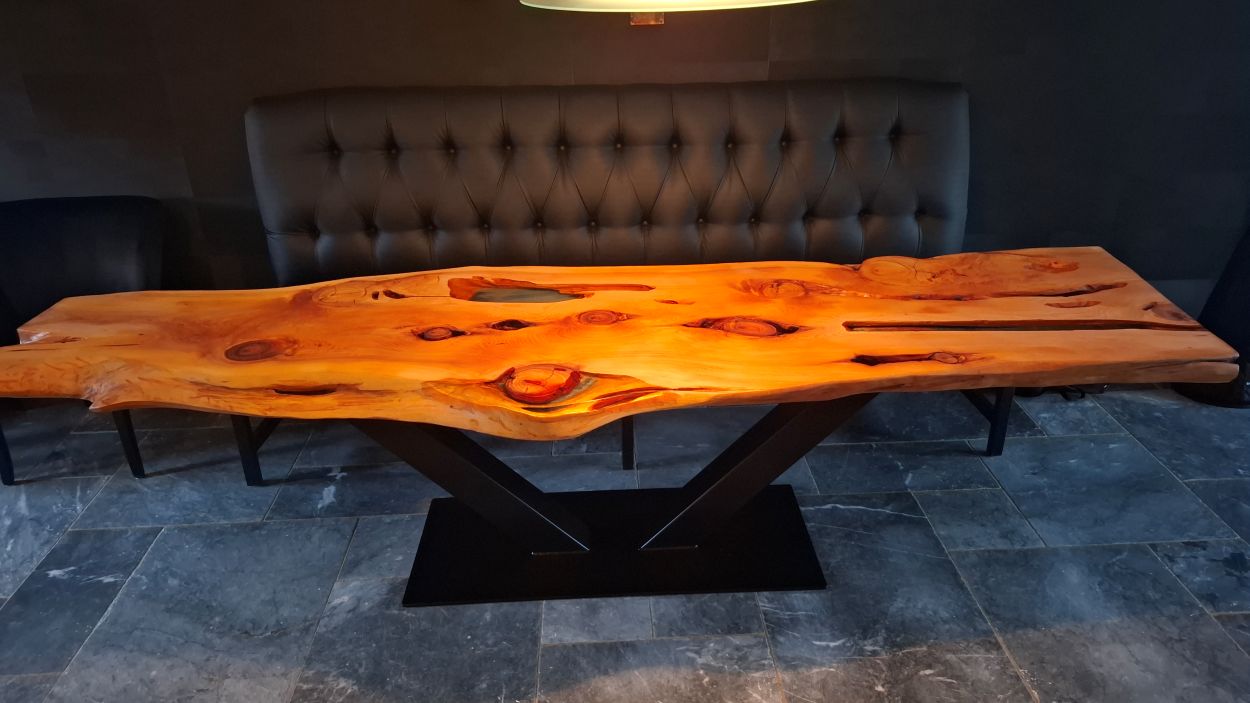 Table bord naturel en genévrier massif avec résine époxy bleue