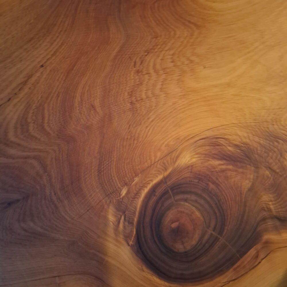 Table bord naturel en genévrier massif avec résine époxy bleue