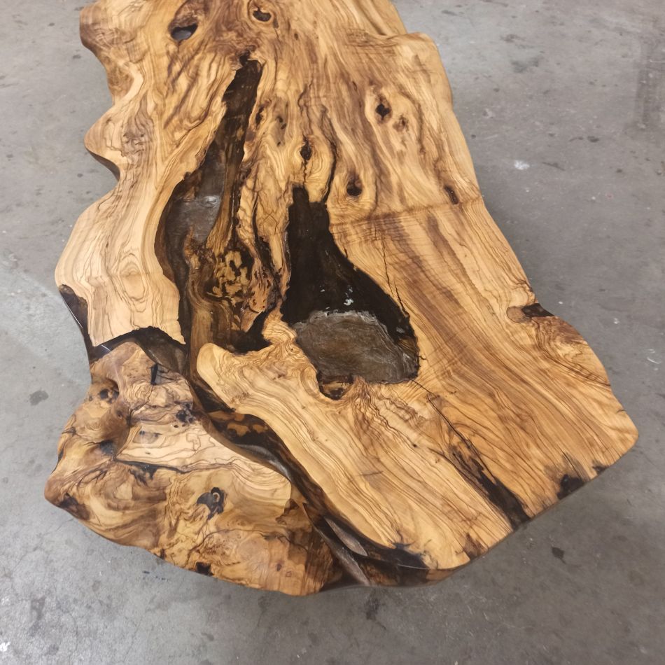 Table basse bord naturel en bois d'olivier massif avec résine époxy claire