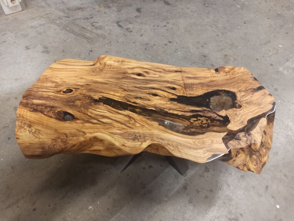 Table basse bord naturel en bois d'olivier massif avec résine époxy claire