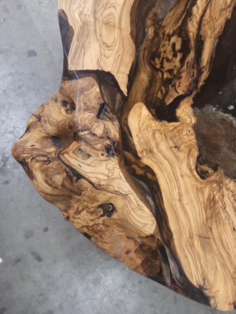 Table basse bord naturel en bois d'olivier massif avec résine époxy claire