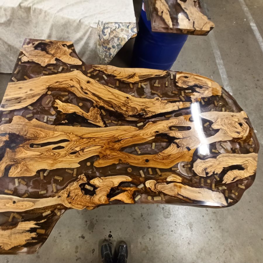 Table de bar en résine époxy et bois d'olivier massif sur mesure – Pièce maîtresse pour l'Horeca