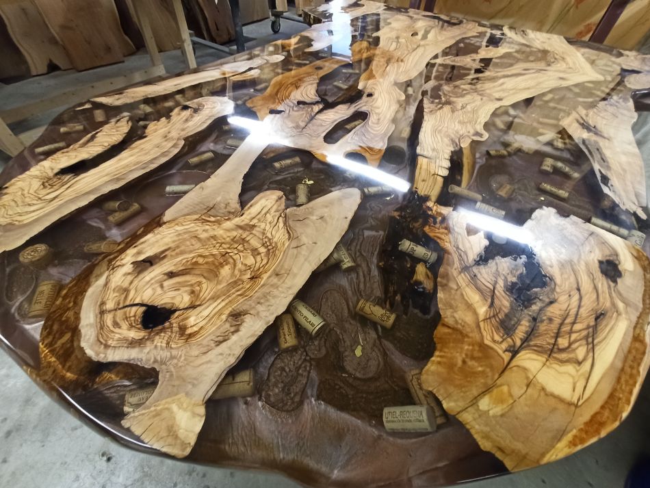 Table de bar en résine époxy et bois d'olivier massif sur mesure – Pièce maîtresse pour l'Horeca