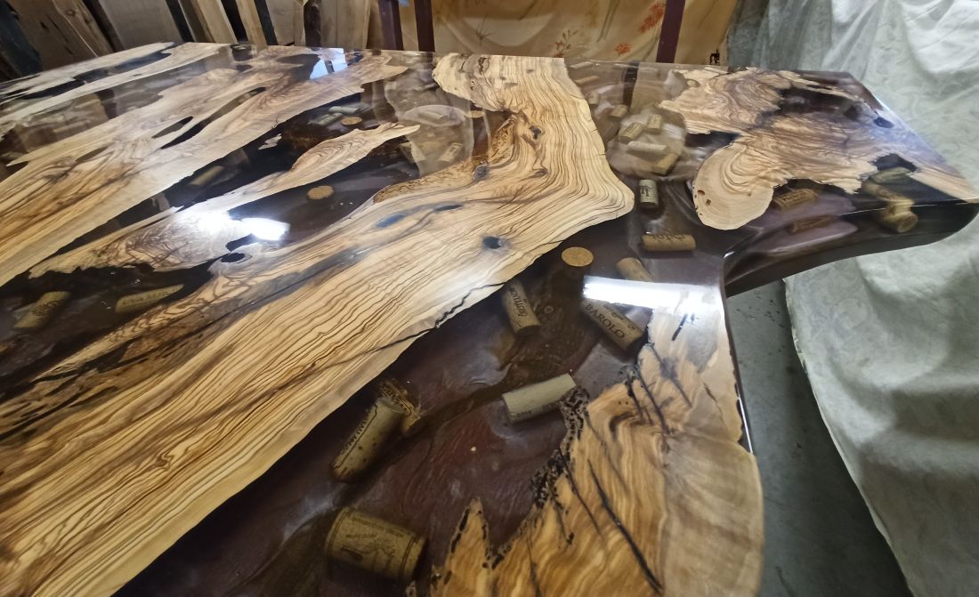 Table de bar en résine époxy et bois d'olivier massif sur mesure – Pièce maîtresse pour l'Horeca