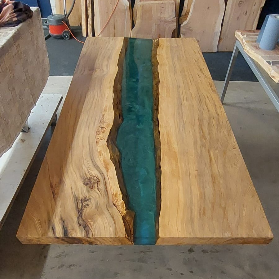 Table rivière en cèdre massif et résine époxy – Table bord naturel