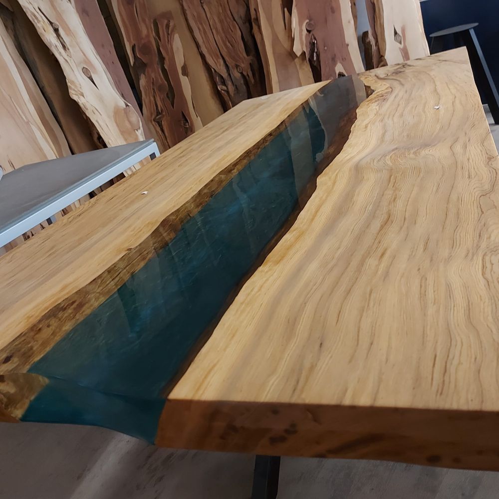 Table rivière en cèdre massif et résine époxy – Table bord naturel