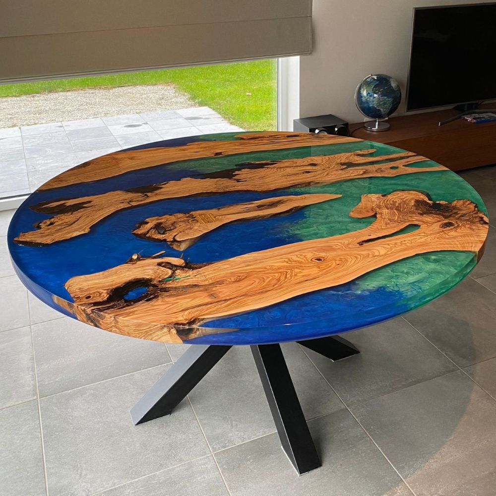 Table ronde bord naturel en bois d'olivier et résine époxy bleue – Table à manger sur mesure