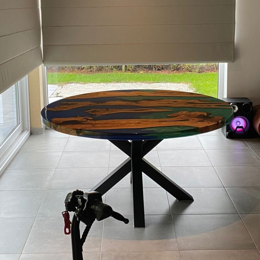 Table ronde bord naturel en bois d'olivier et résine époxy bleue – Table à manger sur mesure