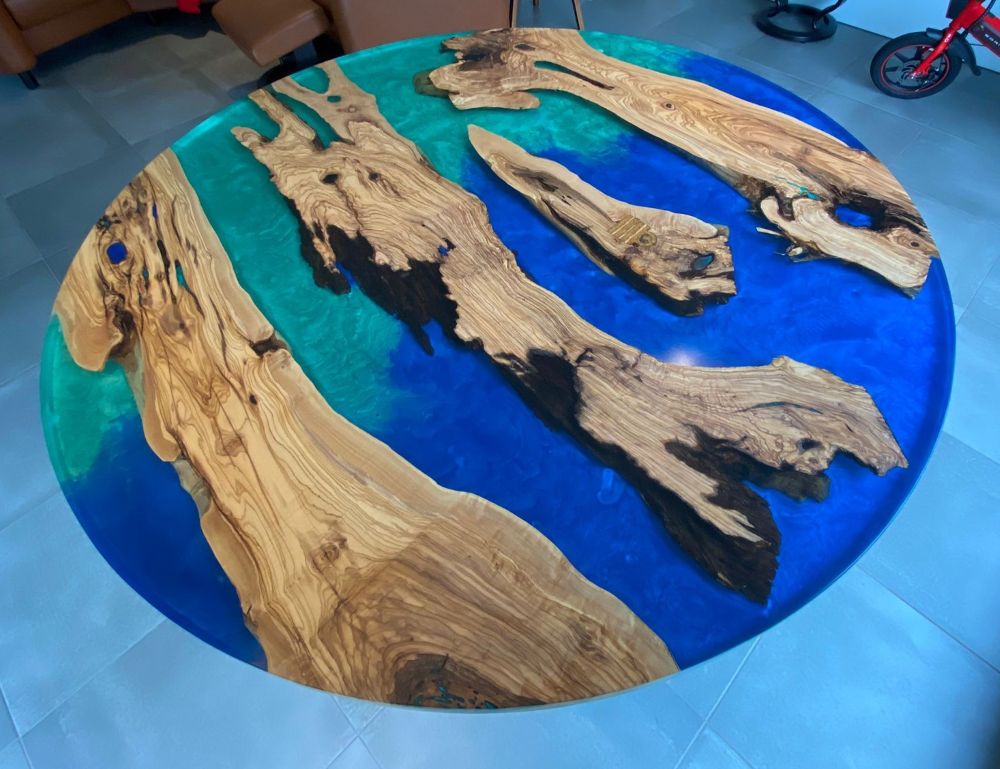 Table ronde bord naturel en bois d'olivier et résine époxy bleue – Table à manger sur mesure
