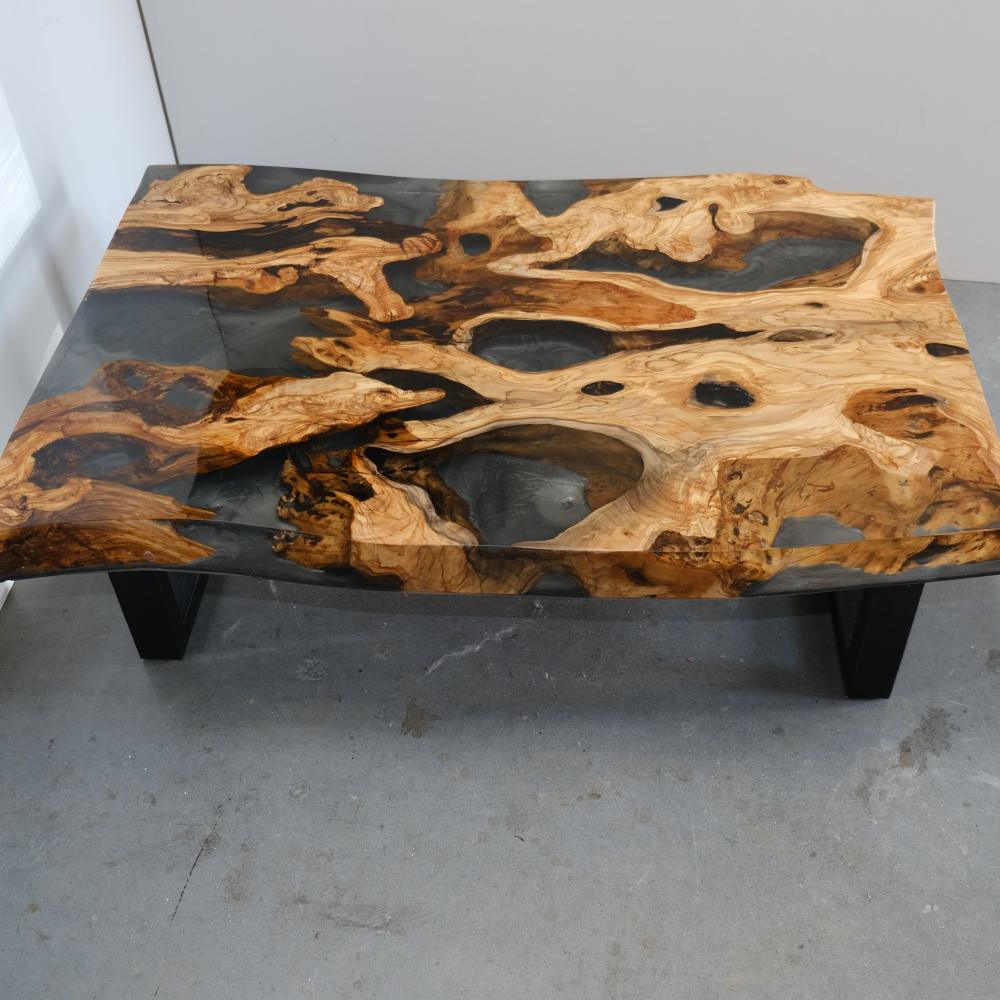 Table basse carrée en résine époxy – Bois massif sur mesure