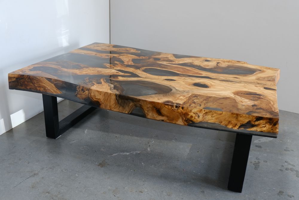 Table basse carrée en résine époxy – Bois massif sur mesure