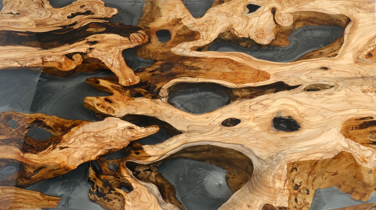 Table basse carrée en résine époxy – Bois massif sur mesure