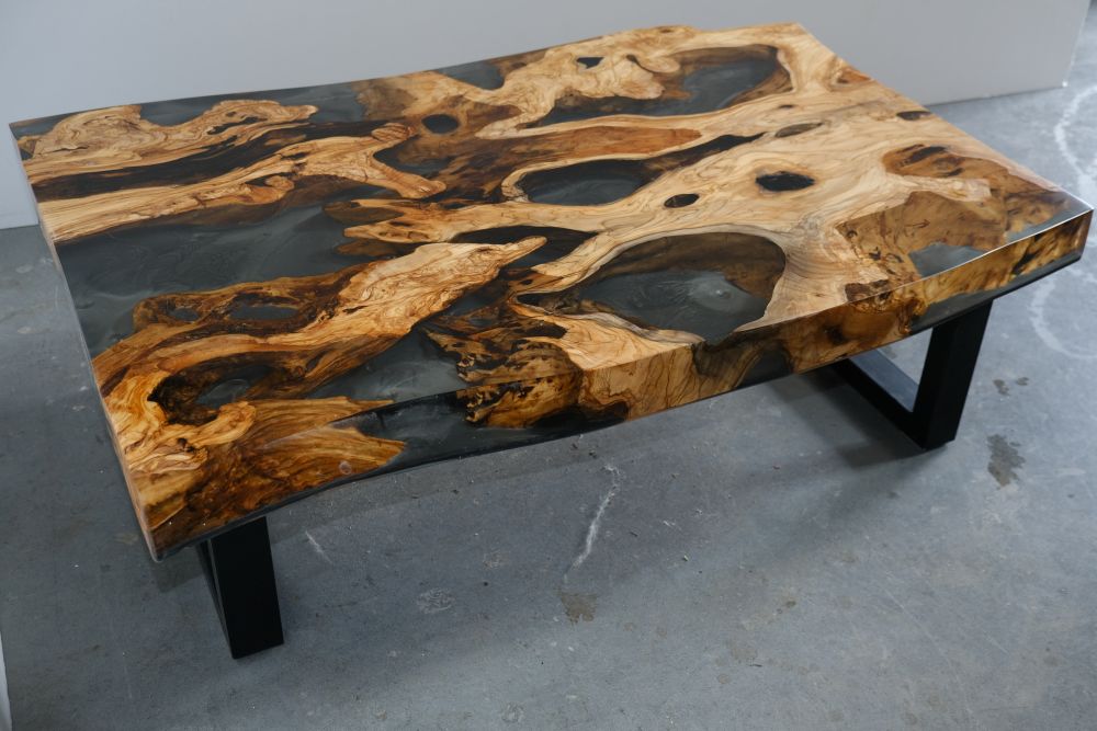 Table basse carrée en résine époxy – Bois massif sur mesure