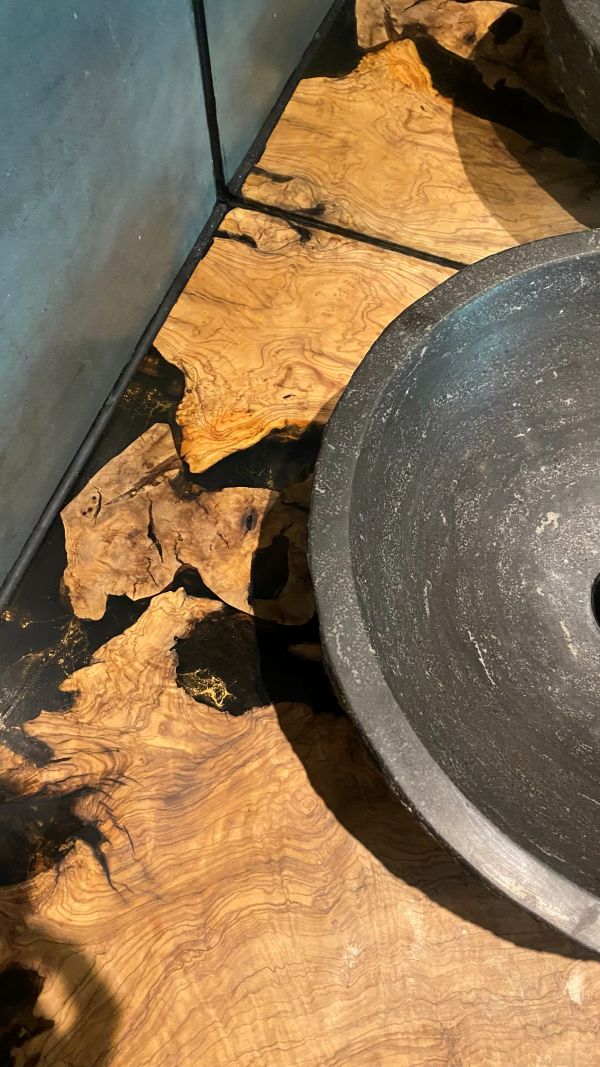 Plan de vasque bord naturel en bois d'olivier sur mesure – Meuble d'angle