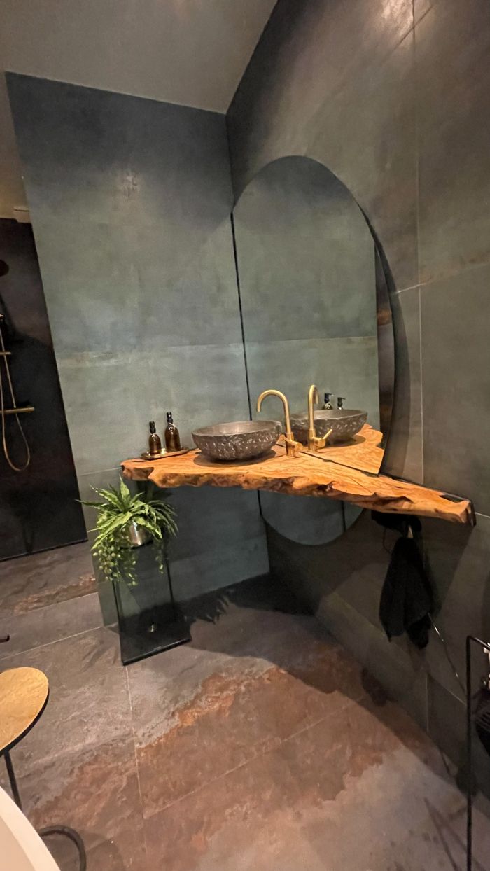Plan de vasque bord naturel en bois d'olivier sur mesure – Meuble d'angle