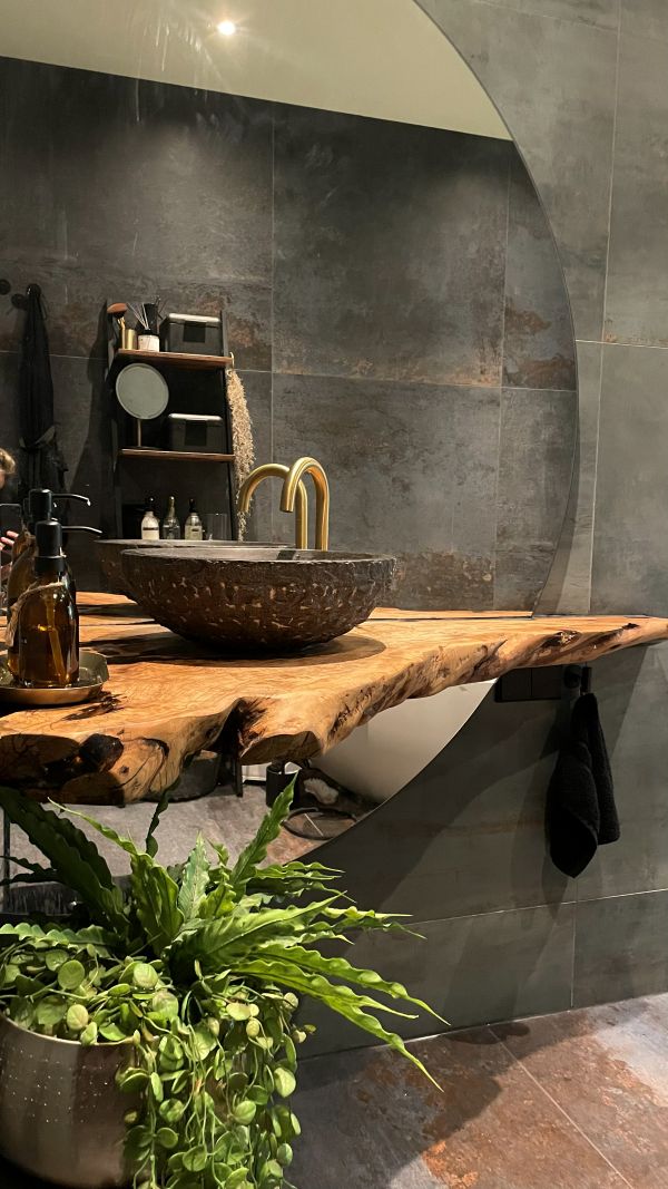 Plan de vasque bord naturel en bois d'olivier sur mesure – Meuble d'angle