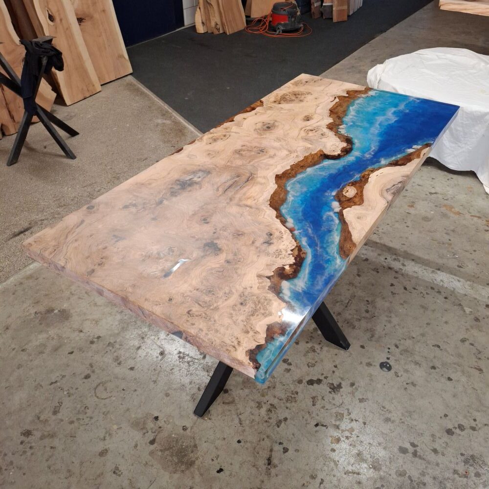 Table bord naturel en chêne massif avec résine époxy bleue – Live Edge