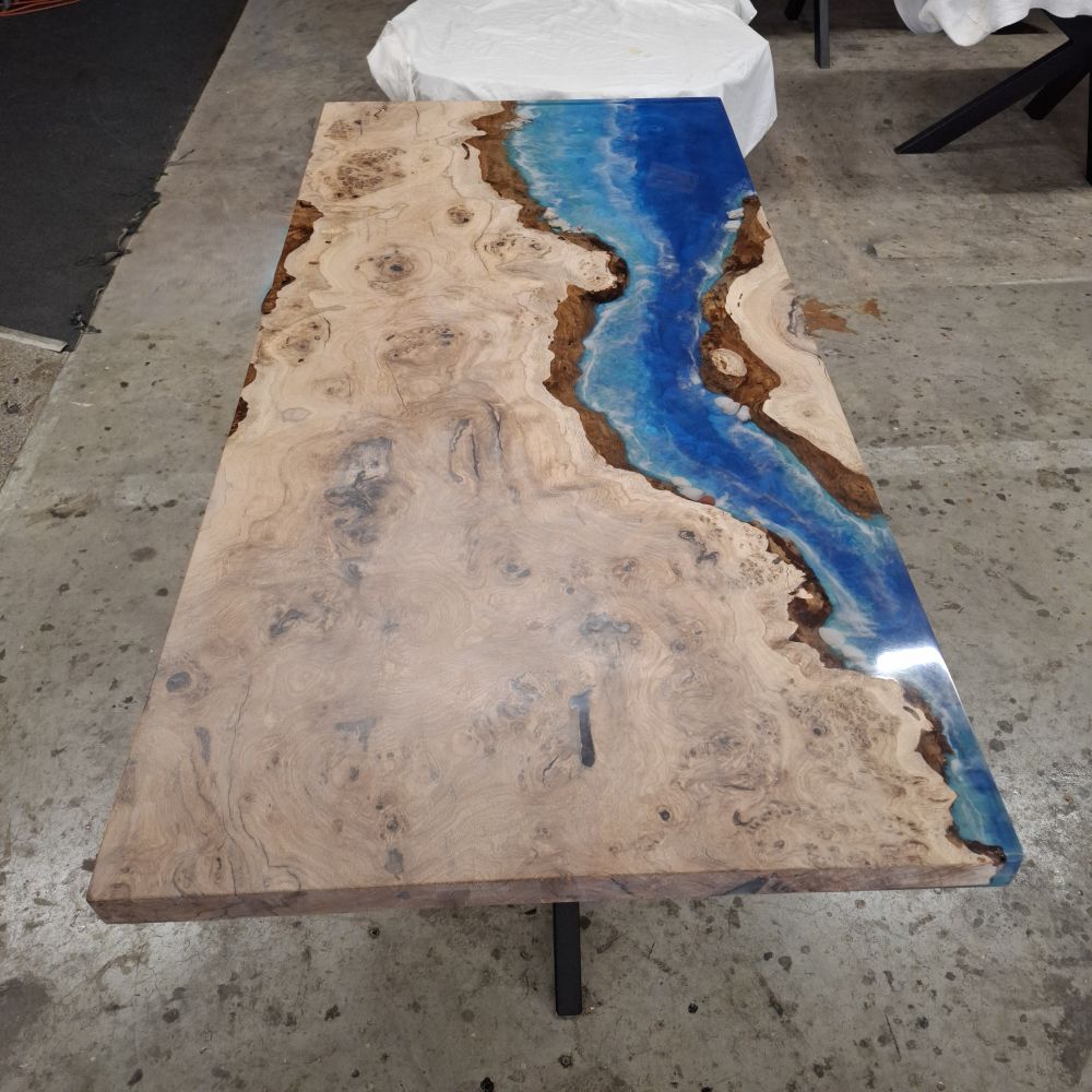 Table bord naturel en chêne massif avec résine époxy bleue – Live Edge