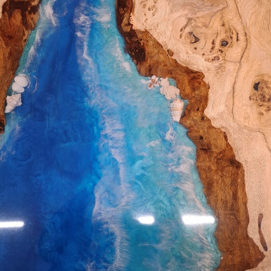 Table bord naturel en chêne massif avec résine époxy bleue – Live Edge