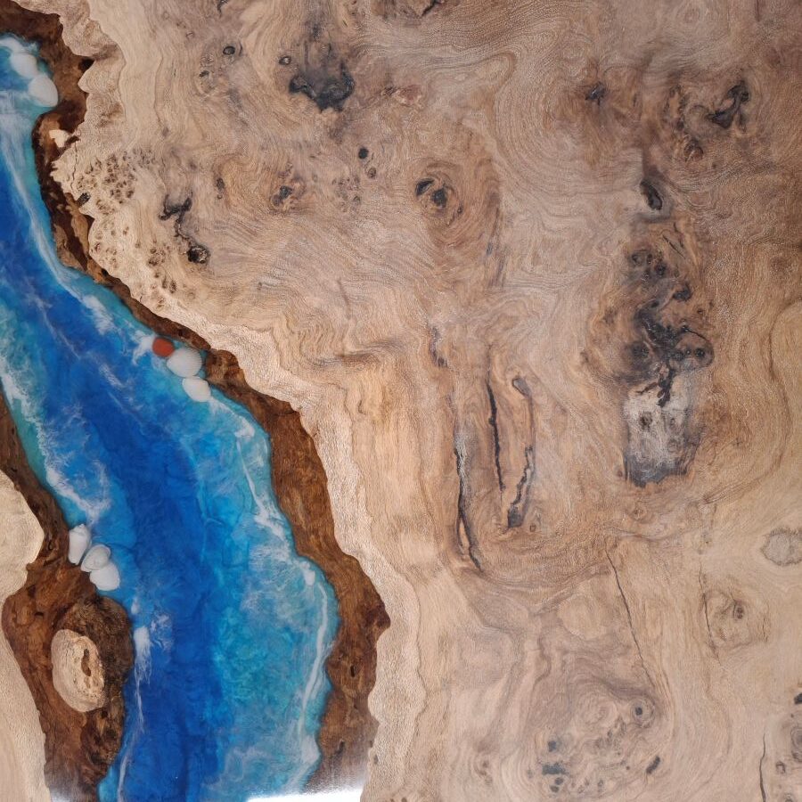 Table bord naturel en chêne massif avec résine époxy bleue – Live Edge