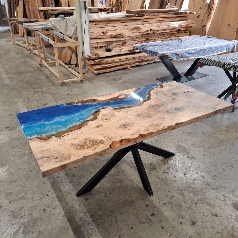 Table bord naturel en chêne massif avec résine époxy bleue – Live Edge