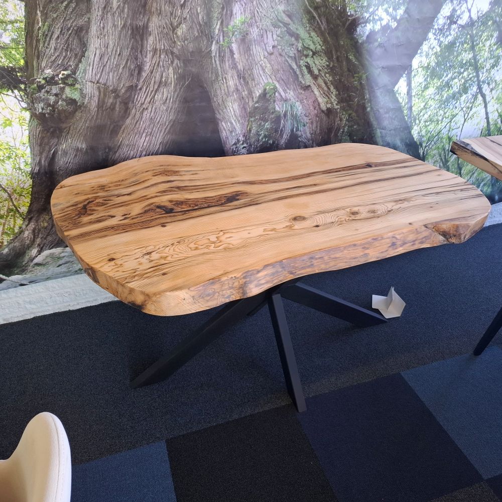 Table bord naturel en cèdre massif avec de subtils détails en résine époxy