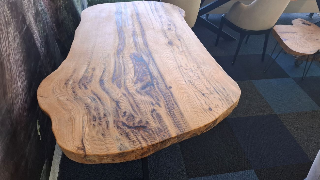 Table bord naturel en cèdre massif avec de subtils détails en résine époxy
