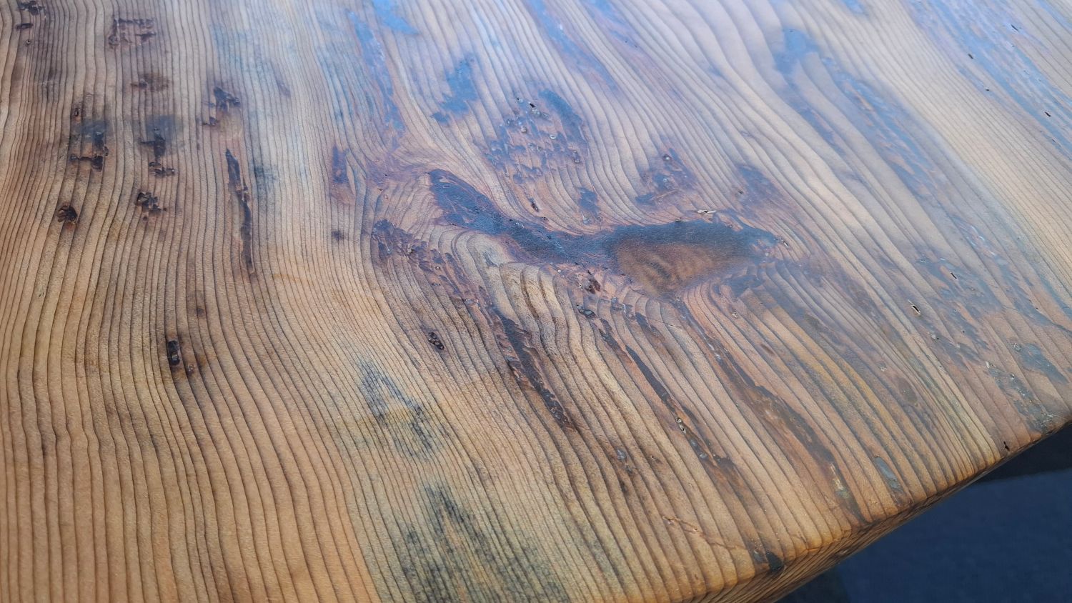 Table bord naturel en cèdre massif avec de subtils détails en résine époxy