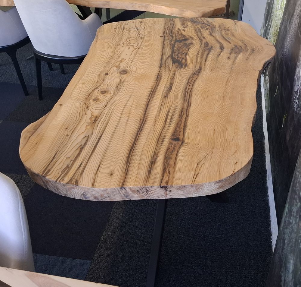 Table bord naturel en cèdre massif avec de subtils détails en résine époxy