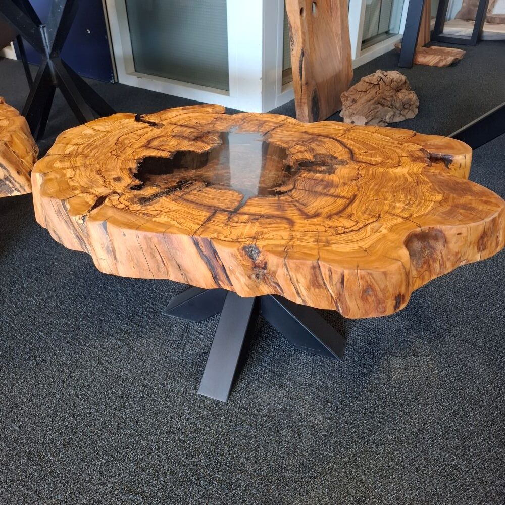 Table basse bord naturel ovale en bois d'olivier et résine époxy