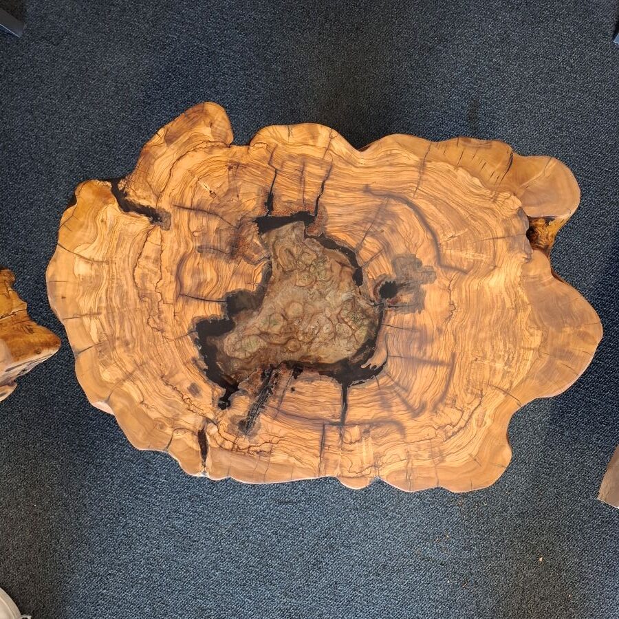 Table basse bord naturel ovale en bois d'olivier et résine époxy
