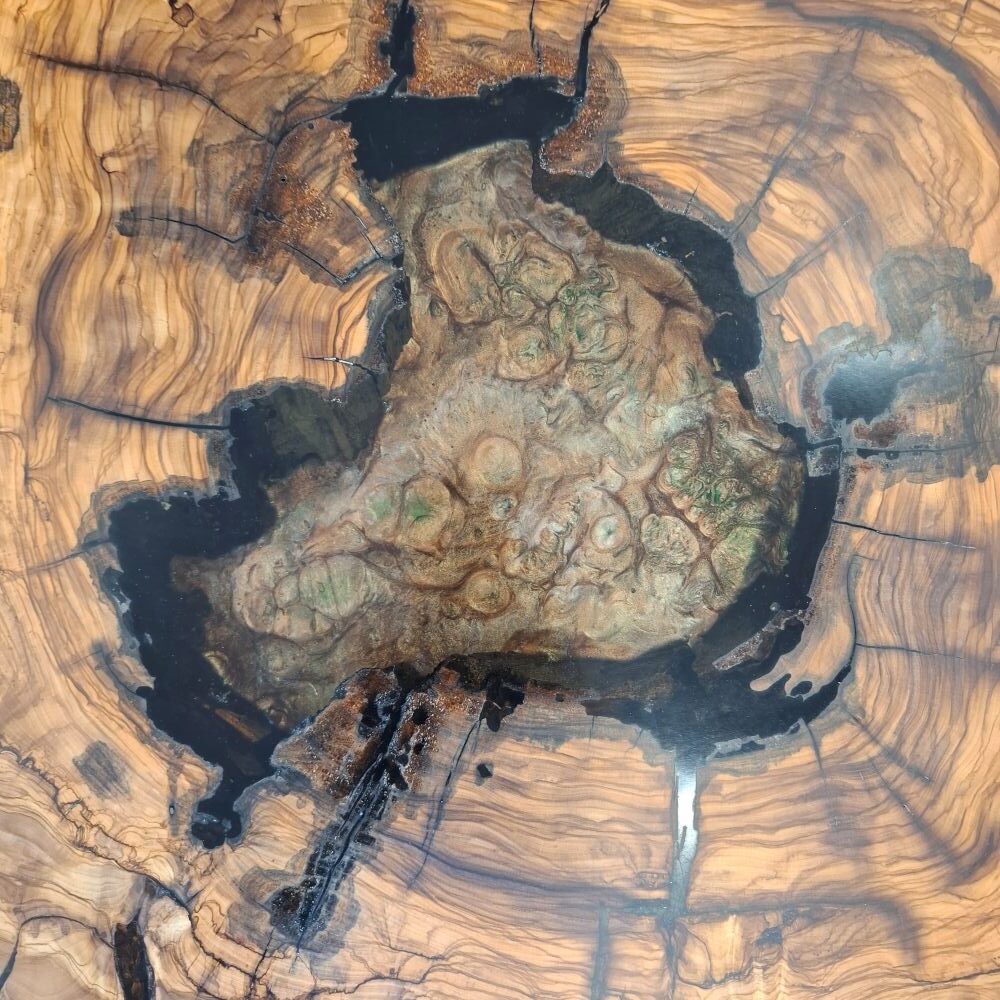 Table basse bord naturel ovale en bois d'olivier et résine époxy