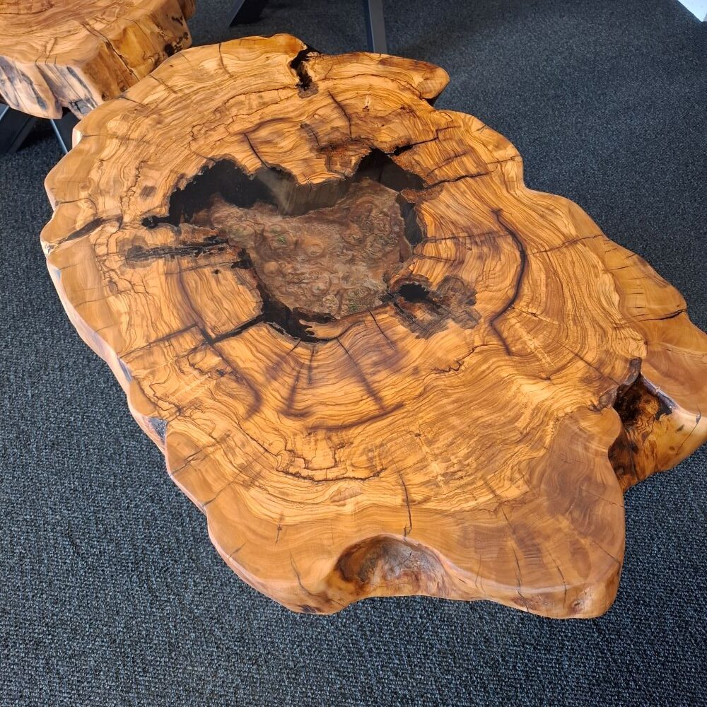 Table basse bord naturel ovale en bois d'olivier et résine époxy